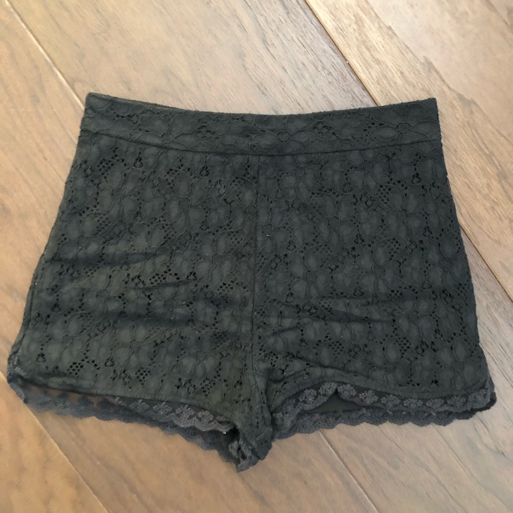 + URBAN OUTFITTERS + Lace Shorts